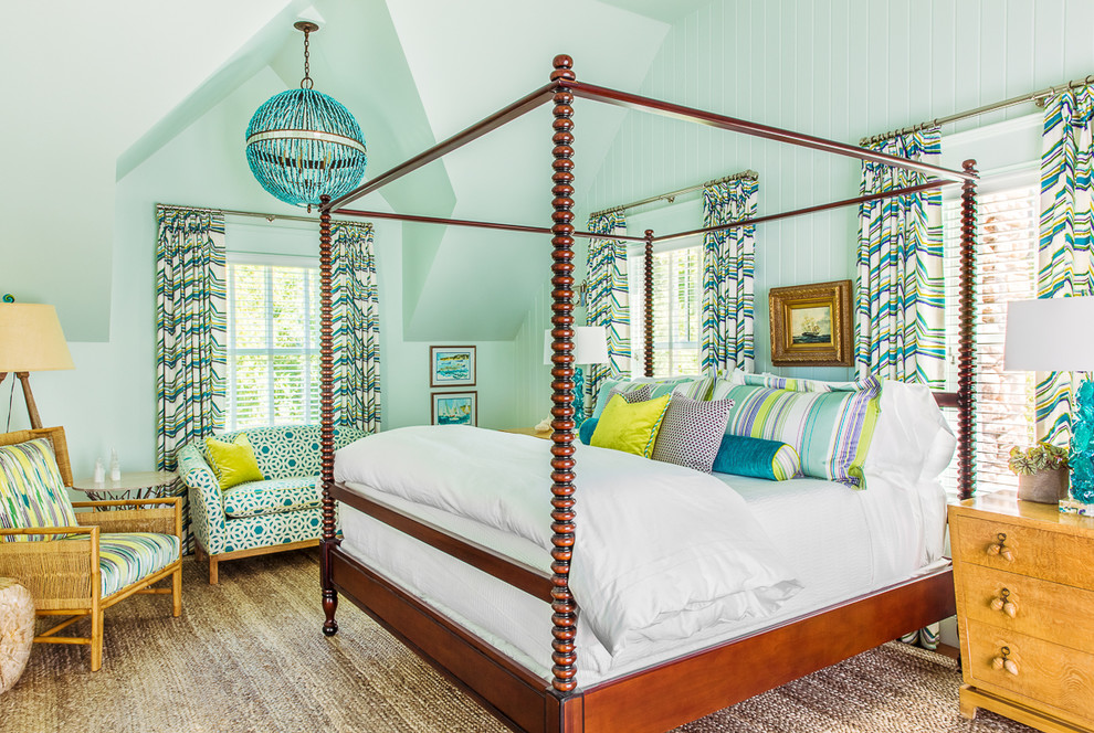 Стильный дизайн: большая хозяйская спальня в морском стиле с синими стенами и паркетным полом среднего тона - последний тренд