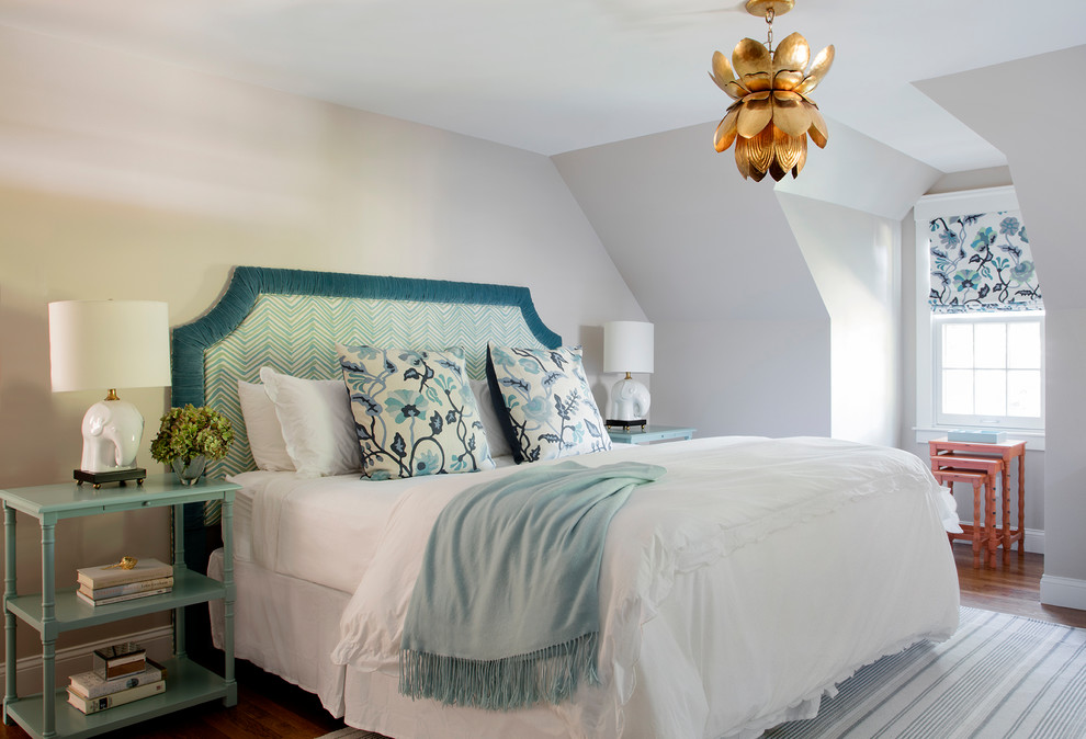 Imagen de dormitorio costero con paredes grises, suelo de madera en tonos medios y suelo marrón