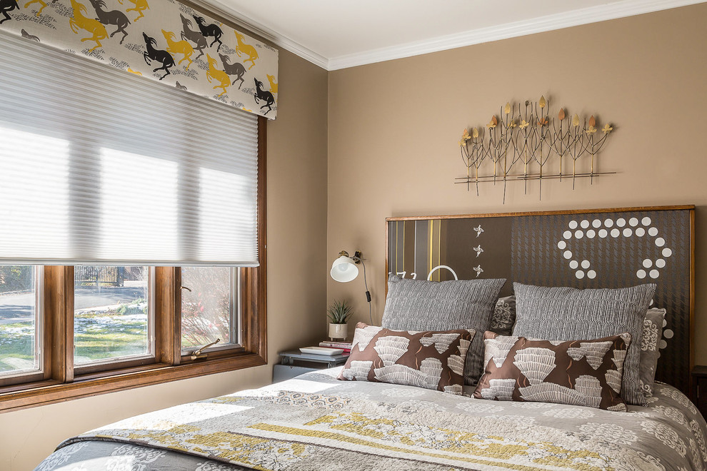 Mittelgroßes Stilmix Gästezimmer ohne Kamin mit beiger Wandfarbe in Denver