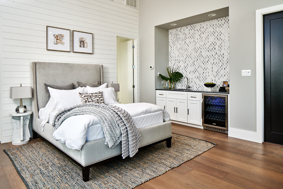 Diseño de dormitorio clásico renovado con paredes grises, suelo de madera en tonos medios y suelo marrón