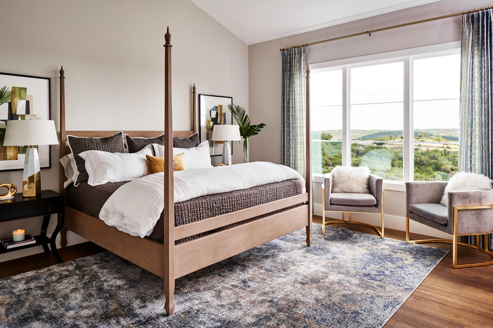 Diseño de dormitorio clásico renovado con paredes beige, suelo de madera en tonos medios y suelo marrón