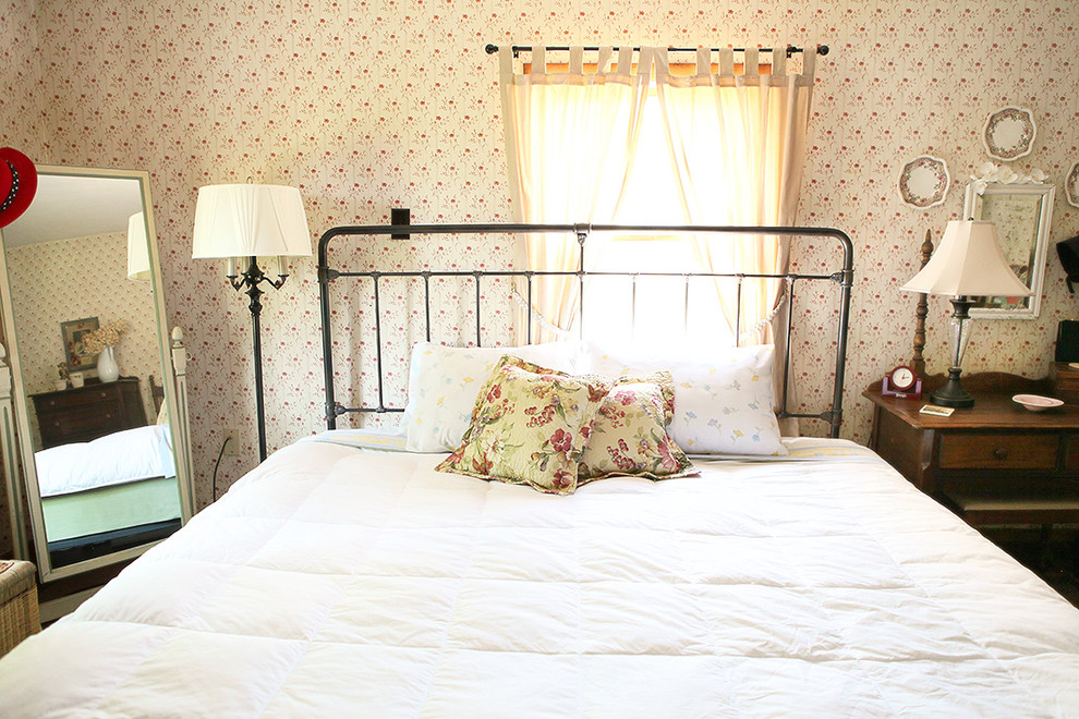 Diseño de dormitorio romántico con paredes beige