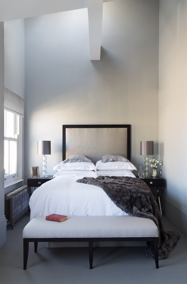 Mittelgroßes Modernes Schlafzimmer mit grauer Wandfarbe, Teppichboden und grauem Boden in London