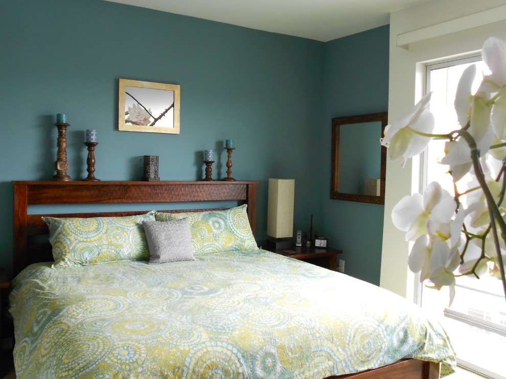 Стильный дизайн: хозяйская спальня в стиле фьюжн с разноцветными стенами и ковровым покрытием без камина - последний тренд