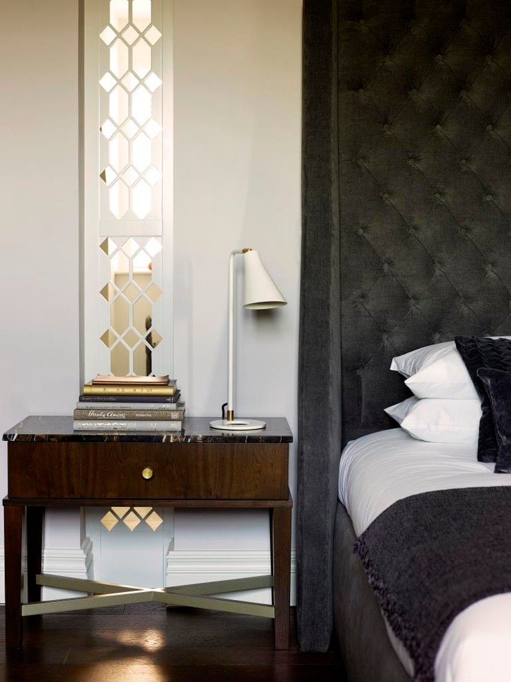 Modernes Hauptschlafzimmer mit weißer Wandfarbe in Surrey