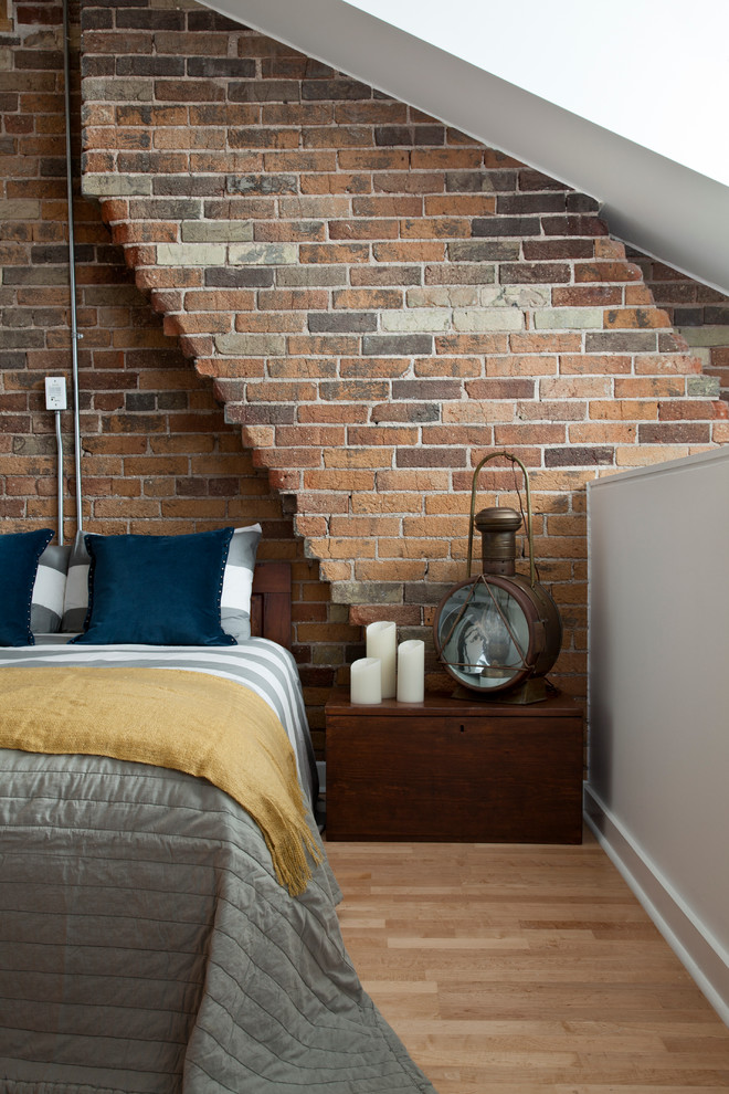 トロントにあるインダストリアルスタイルのおしゃれなロフト寝室 (白い壁、淡色無垢フローリング) のインテリア