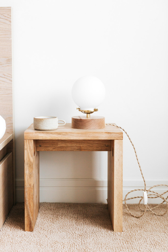 Foto de dormitorio principal minimalista de tamaño medio sin chimenea con paredes blancas, moqueta y suelo beige