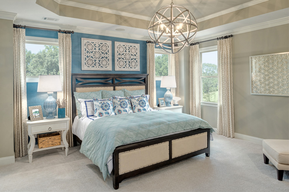 Источник вдохновения для домашнего уюта: хозяйская спальня в стиле неоклассика (современная классика) с синими стенами, ковровым покрытием и акцентной стеной