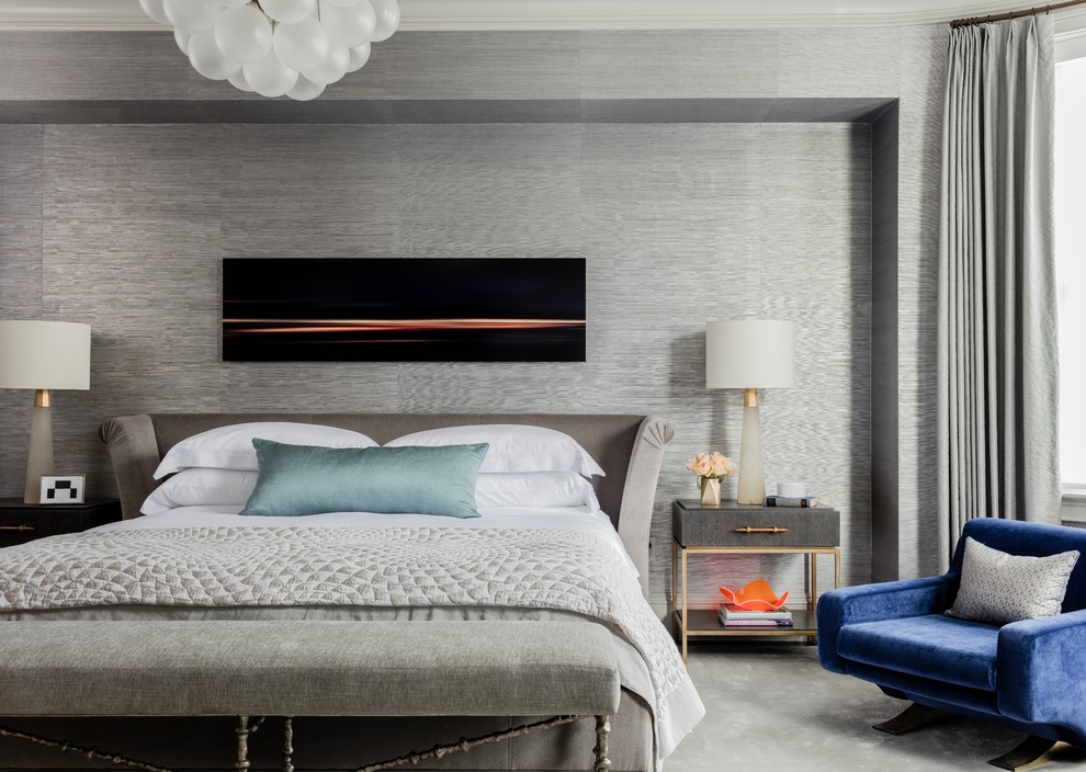 Источник вдохновения для домашнего уюта: большая хозяйская спальня в стиле неоклассика (современная классика) с серыми стенами, ковровым покрытием и серым полом