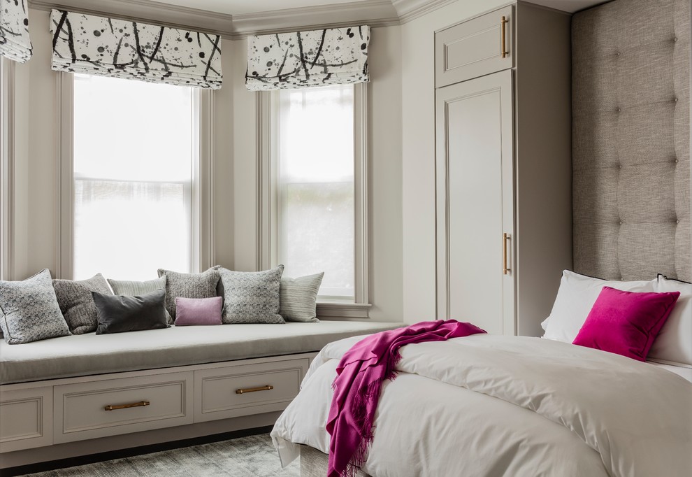 Idées déco pour une chambre grise et rose classique de taille moyenne avec un mur gris, un sol gris et aucune cheminée.
