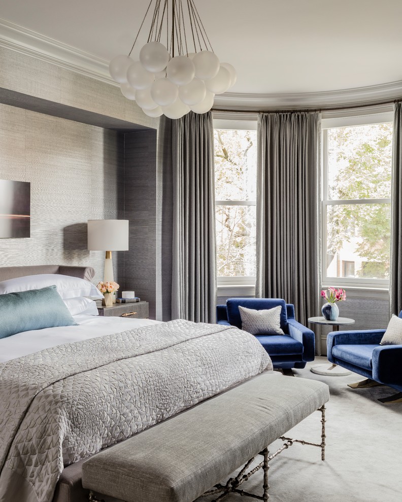Пример оригинального дизайна: большая хозяйская спальня в стиле неоклассика (современная классика) с серыми стенами, ковровым покрытием и серым полом без камина