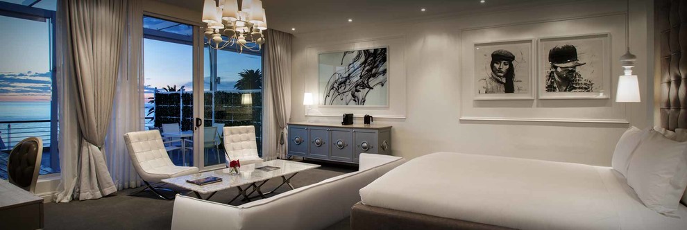Идея дизайна: хозяйская спальня среднего размера в викторианском стиле с белыми стенами и ковровым покрытием