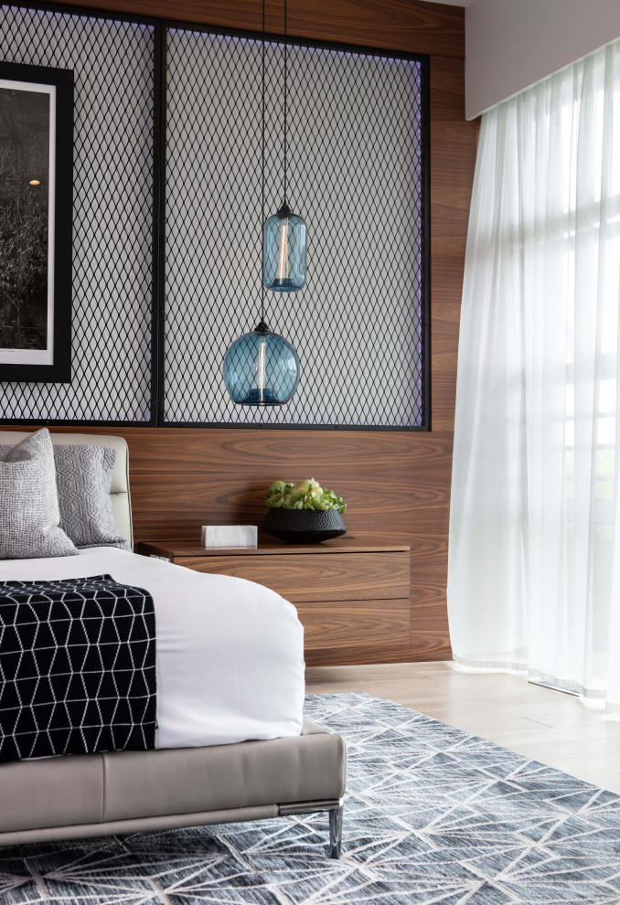 Mittelgroßes Modernes Hauptschlafzimmer mit weißer Wandfarbe, hellem Holzboden, Kamin, Kaminumrandung aus Metall und beigem Boden in Orange County