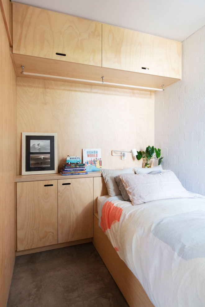 Стильный дизайн: спальня в стиле лофт с белыми стенами, бетонным полом и серым полом - последний тренд