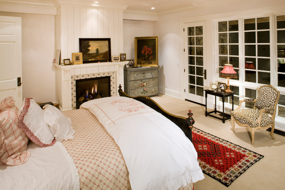 Klassisches Schlafzimmer mit gefliester Kaminumrandung, weißer Wandfarbe und Kamin in Denver
