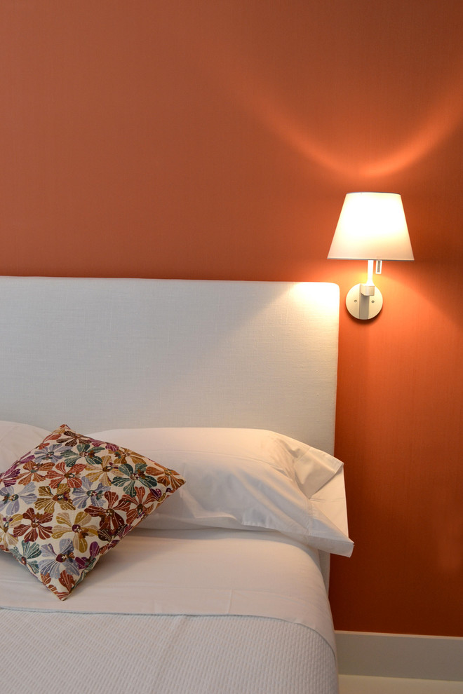 Imagen de dormitorio contemporáneo con paredes blancas y suelo de baldosas de porcelana