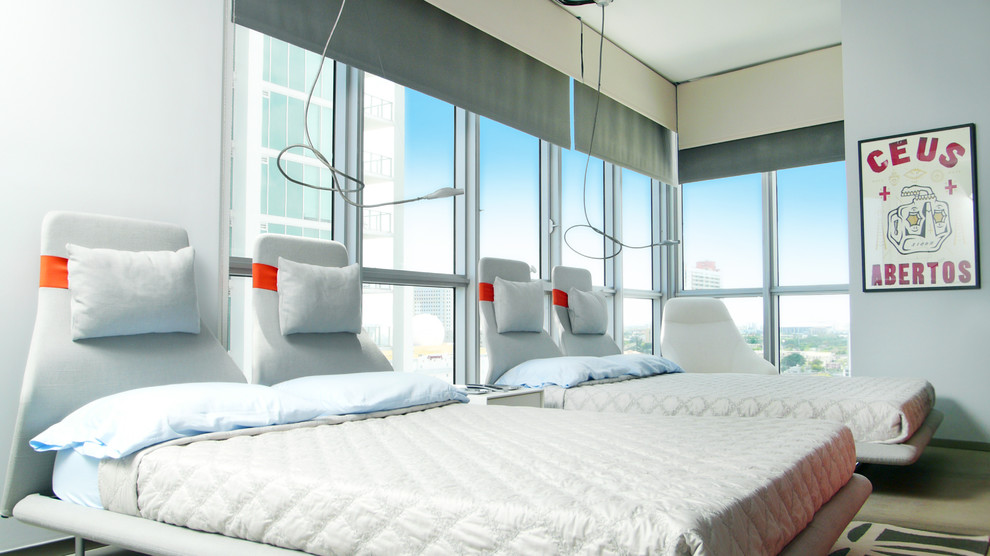 Imagen de habitación de invitados contemporánea sin chimenea con paredes grises