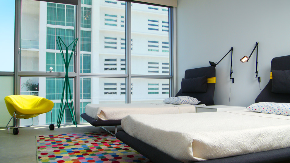 マイアミにあるコンテンポラリースタイルのおしゃれな客用寝室 (白い壁、暖炉なし) のインテリア
