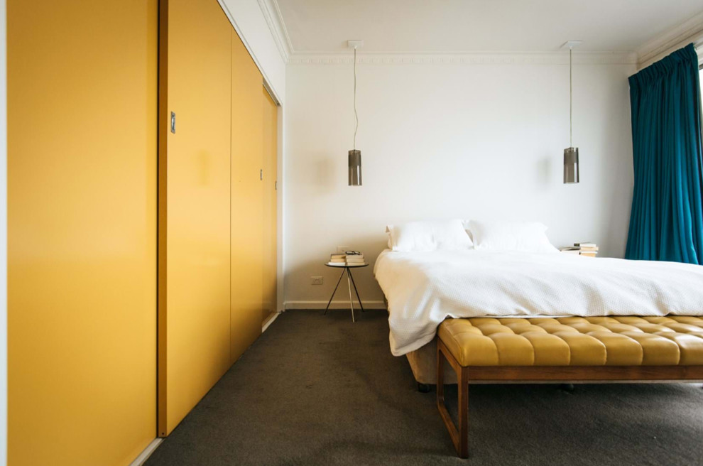 Foto de dormitorio principal minimalista grande con paredes blancas, moqueta y suelo gris