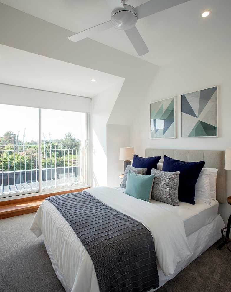 Imagen de dormitorio contemporáneo con paredes blancas, moqueta, suelo gris y techo inclinado