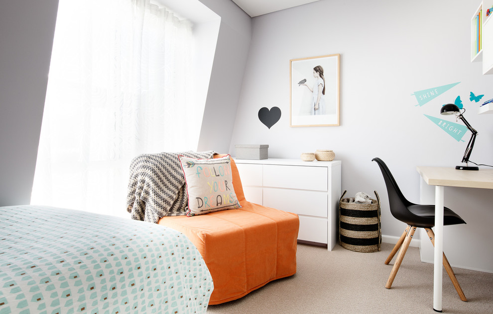 Kleines Nordisches Schlafzimmer mit lila Wandfarbe und Teppichboden in Sydney