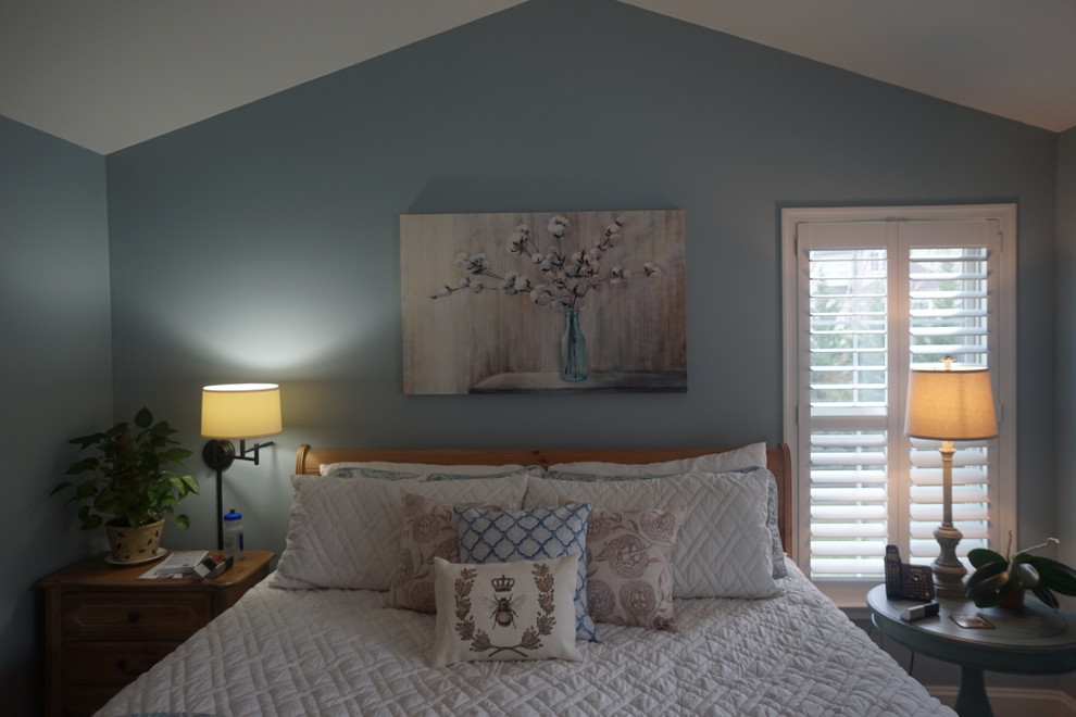 На фото: большая хозяйская спальня в классическом стиле с синими стенами с