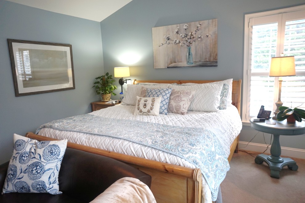 Cette image montre une grande chambre parentale traditionnelle avec un mur bleu.