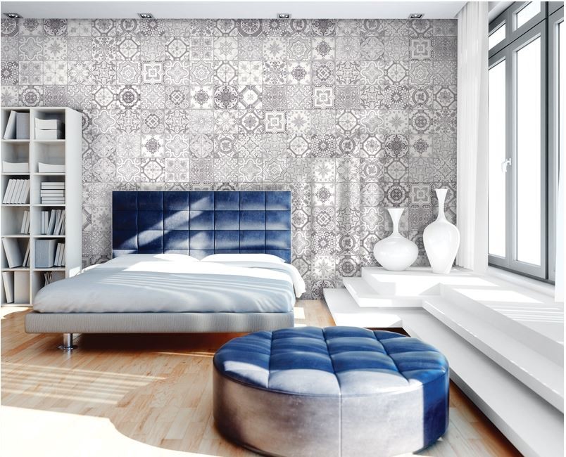 Idee per una camera matrimoniale mediterranea di medie dimensioni con pareti bianche, parquet chiaro e pavimento beige