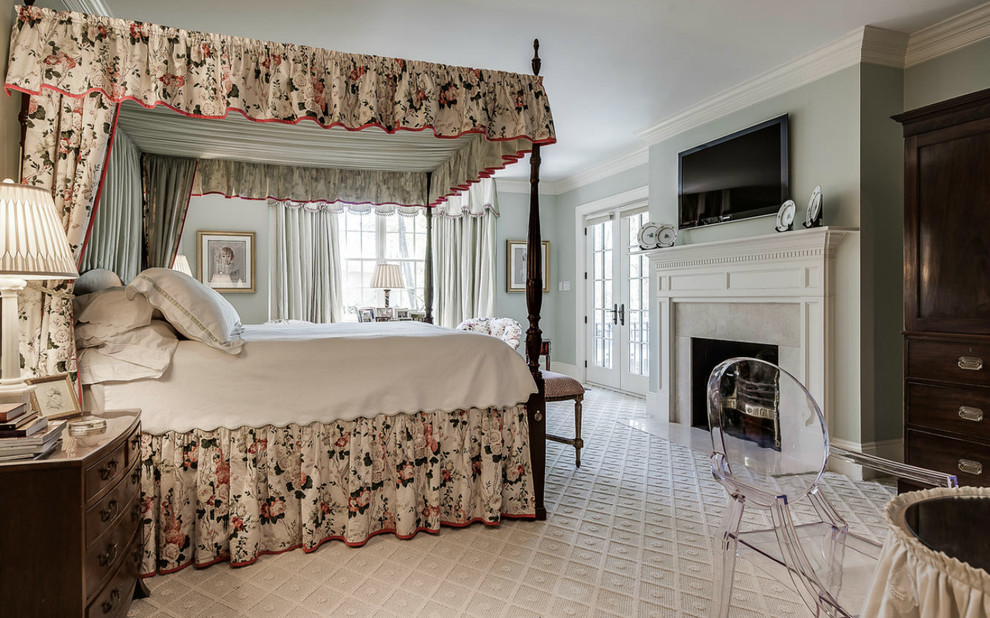 На фото: спальня в классическом стиле с серыми стенами, стандартным камином, ковровым покрытием и телевизором с