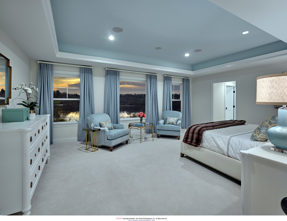 Ejemplo de dormitorio principal de estilo de casa de campo con paredes grises, moqueta y suelo blanco