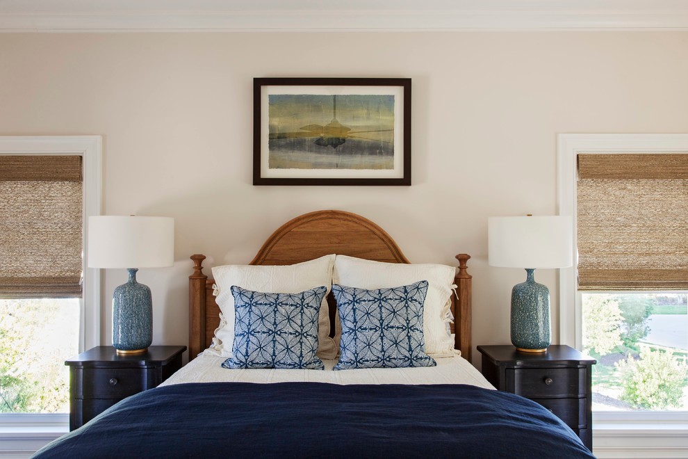 Imagen de habitación de invitados clásica renovada de tamaño medio sin chimenea con paredes beige y suelo de madera oscura