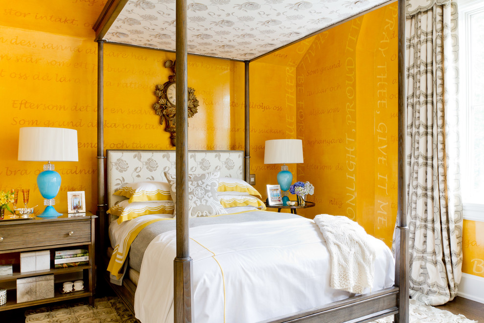 Exempel på ett modernt sovrum, med gula väggar