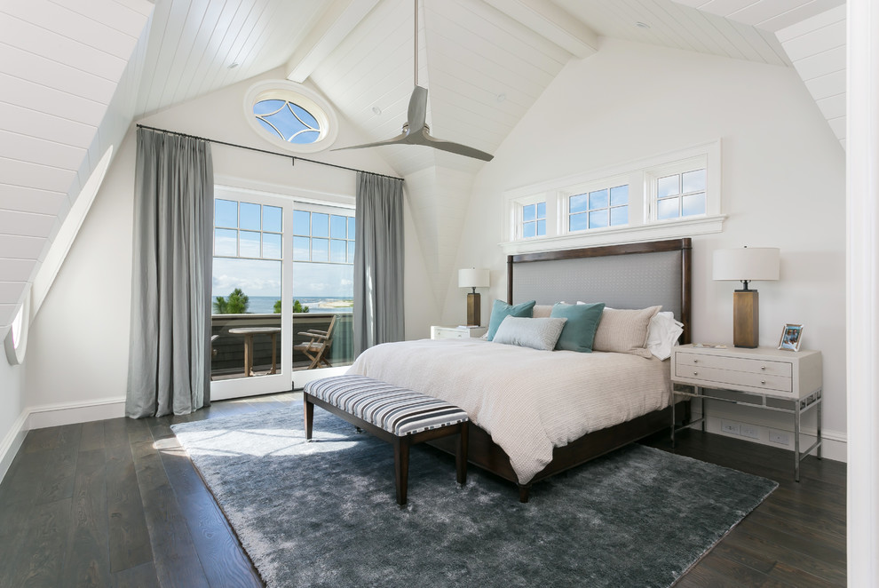 Mittelgroßes Maritimes Hauptschlafzimmer mit weißer Wandfarbe, dunklem Holzboden und schwarzem Boden in Charleston