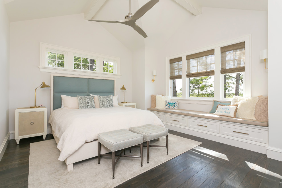 チャールストンにある中くらいなビーチスタイルのおしゃれな主寝室 (白い壁、濃色無垢フローリング、暖炉なし、茶色い床、グレーとブラウン)