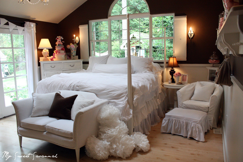 Ispirazione per una camera da letto stile shabby con pareti marroni e pavimento in legno massello medio