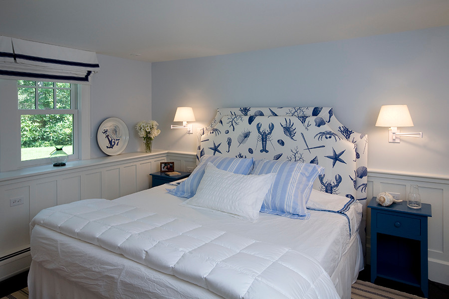 ボストンにある中くらいな北欧スタイルのおしゃれな客用寝室 (濃色無垢フローリング、白い壁) のレイアウト