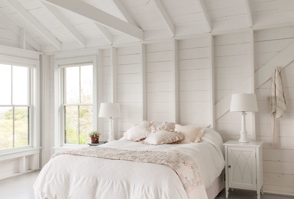 Foto de dormitorio principal romántico grande sin chimenea con paredes blancas