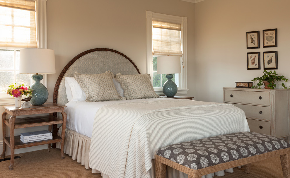 На фото: большая гостевая спальня (комната для гостей) в морском стиле с бежевыми стенами и ковровым покрытием без камина с
