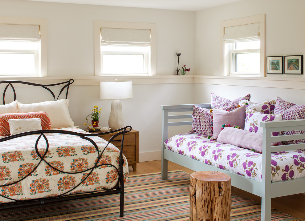 Idee per una camera da letto stile marino con pareti bianche e pavimento in legno massello medio