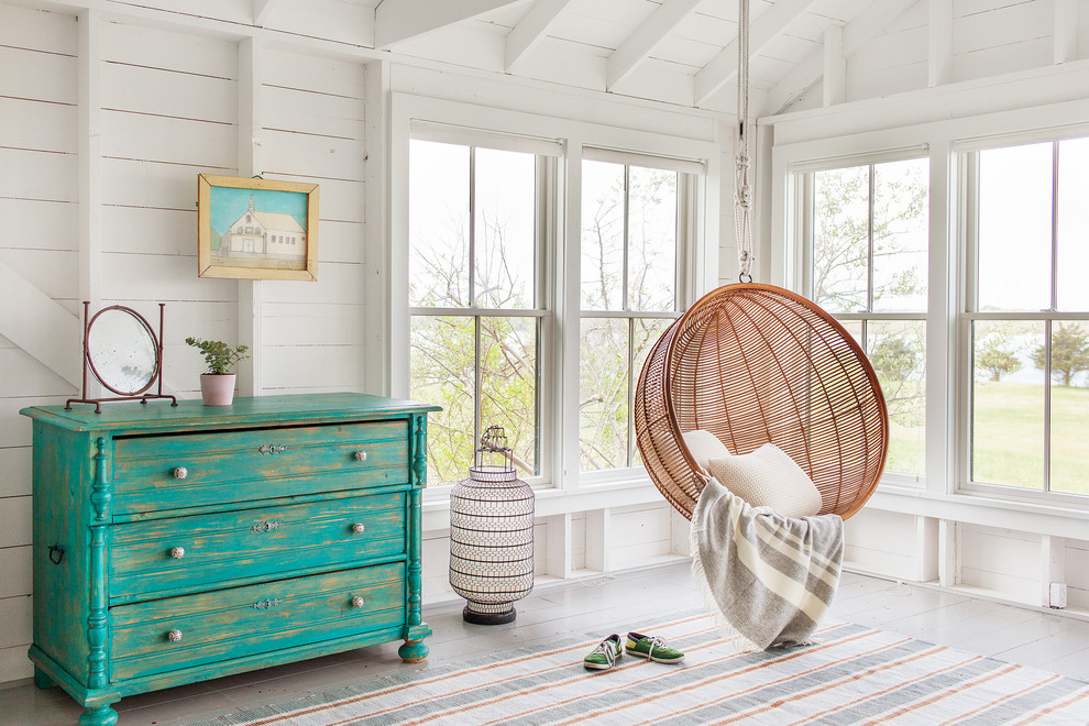Immagine di una camera da letto stile marinaro con pareti bianche, pavimento in legno verniciato e abbinamento di mobili antichi e moderni