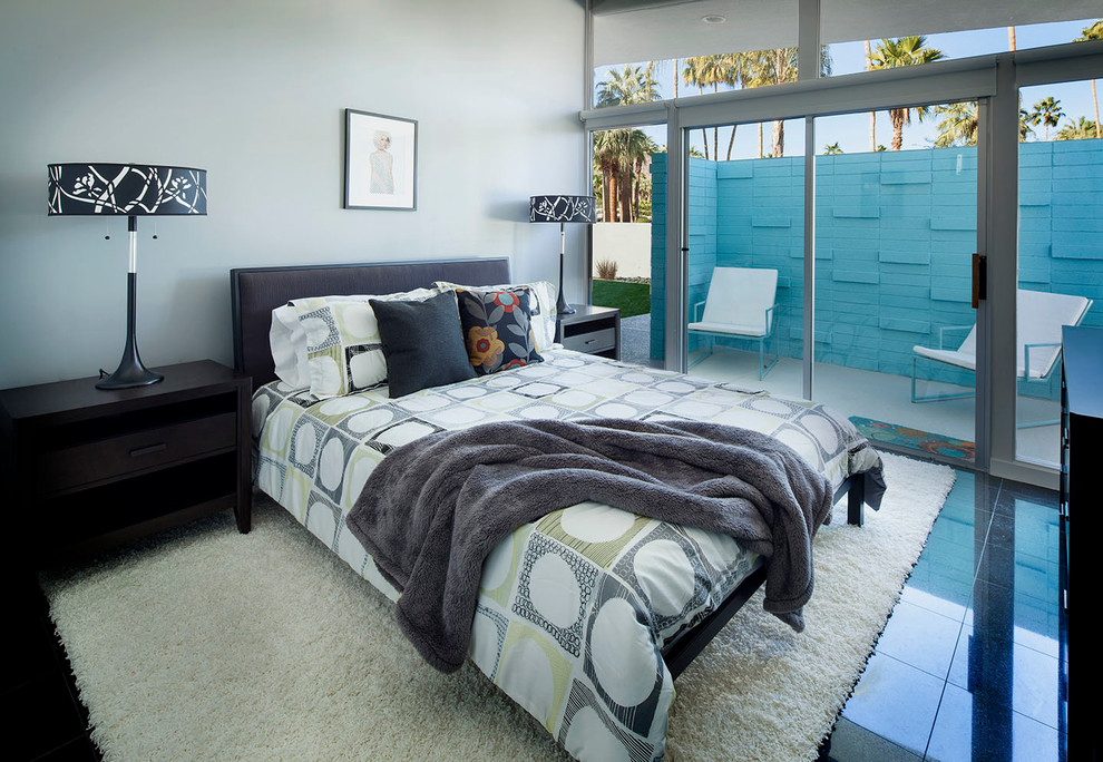 На фото: спальня в стиле ретро с белыми стенами без камина