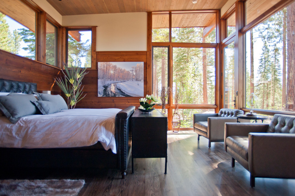 Diseño de dormitorio principal rústico grande sin chimenea con paredes beige, suelo de madera en tonos medios y suelo beige