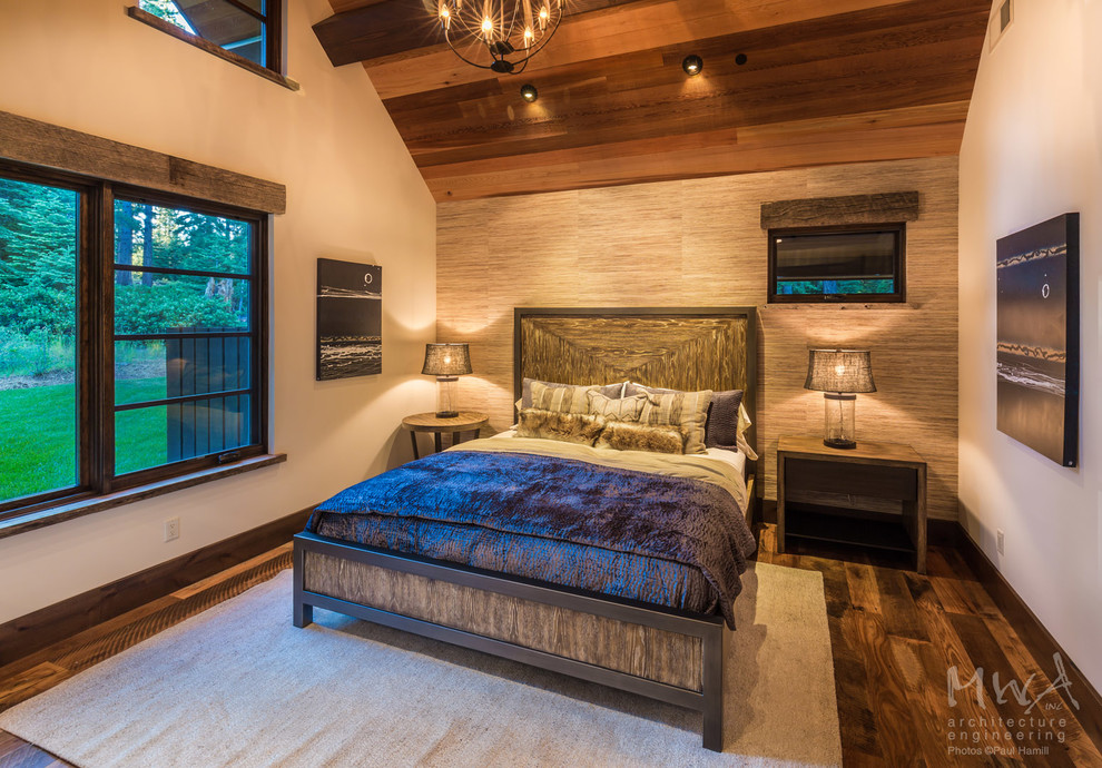 Стильный дизайн: хозяйская спальня среднего размера в современном стиле с бежевыми стенами, темным паркетным полом и коричневым полом - последний тренд