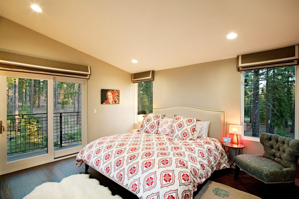 Modernes Schlafzimmer mit beiger Wandfarbe und dunklem Holzboden in Sacramento