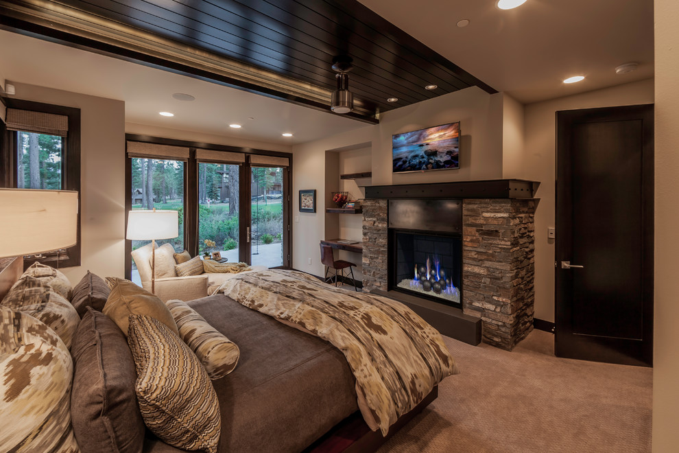 サクラメントにあるラスティックスタイルのおしゃれな寝室 (茶色い壁、カーペット敷き、標準型暖炉、石材の暖炉まわり、茶色い床、グレーとブラウン) のインテリア