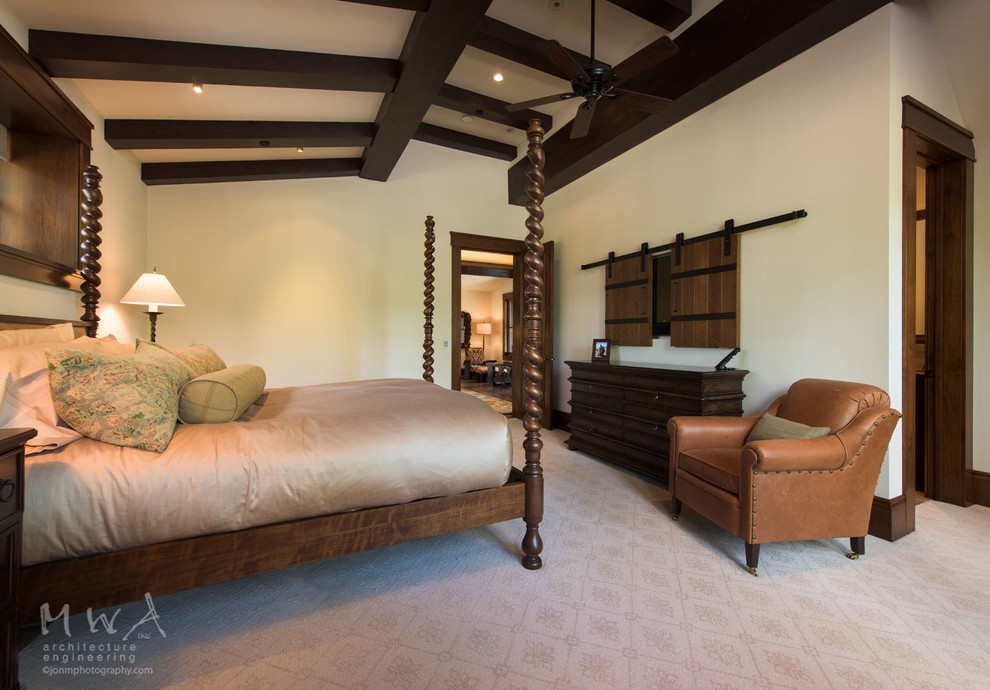 Imagen de habitación de invitados tradicional renovada grande con paredes beige, moqueta y suelo beige