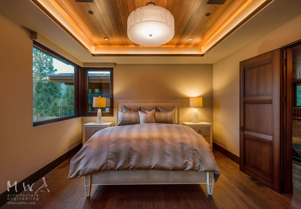 Стильный дизайн: гостевая спальня среднего размера, (комната для гостей) в современном стиле с бежевыми стенами, темным паркетным полом и коричневым полом - последний тренд