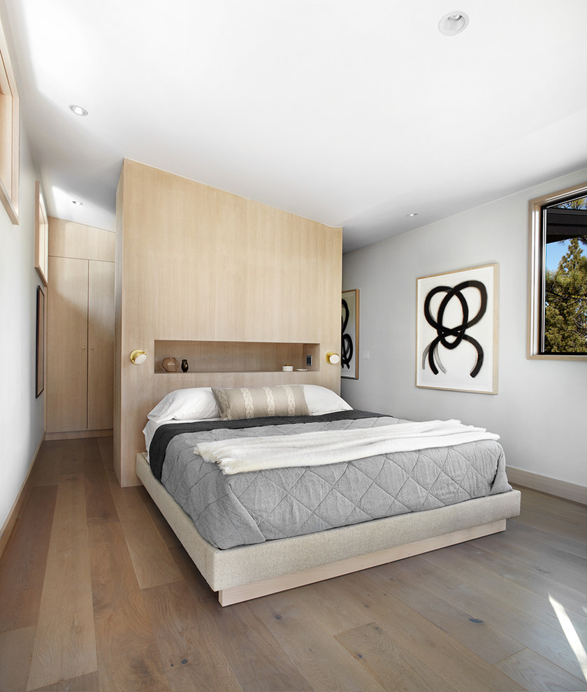 サンフランシスコにあるコンテンポラリースタイルのおしゃれな客用寝室 (グレーの壁、無垢フローリング) のインテリア
