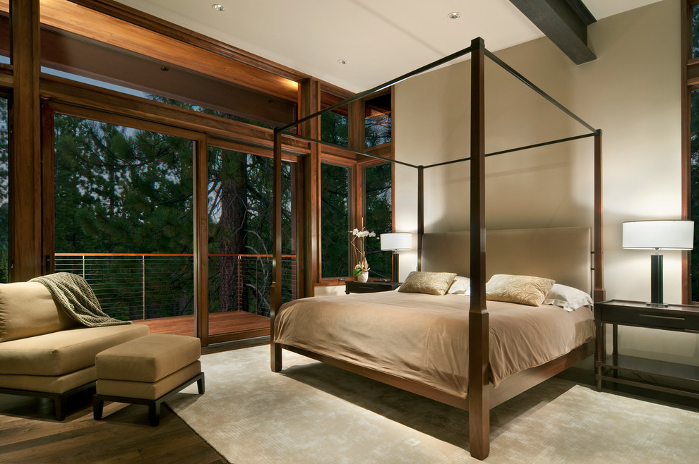 Idéer för funkis sovrum, med beige väggar och mörkt trägolv