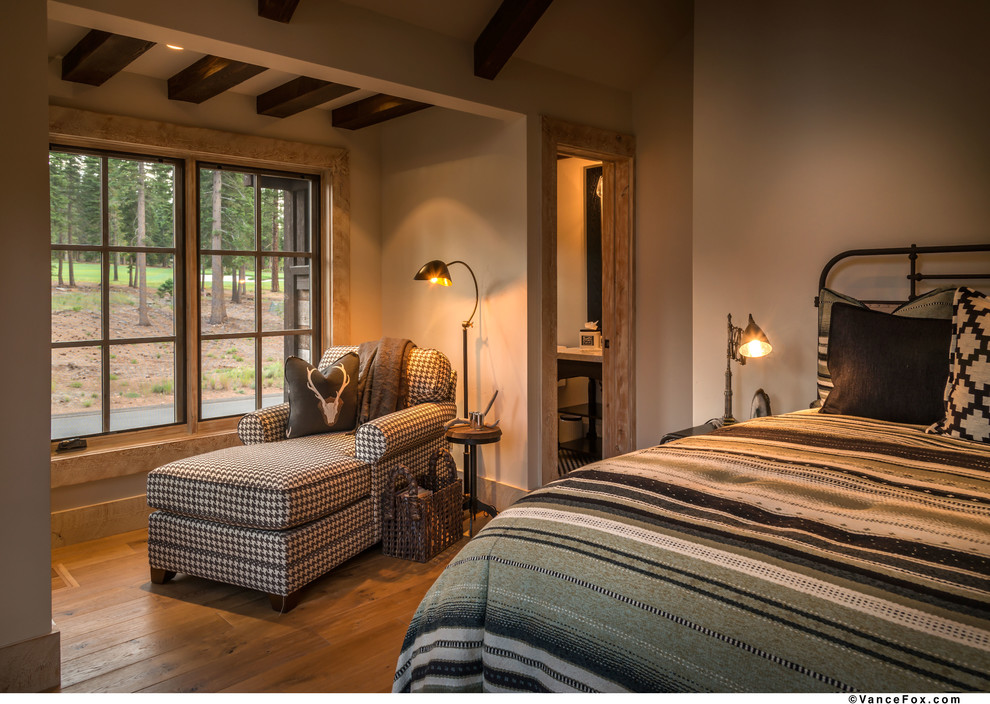 На фото: гостевая спальня среднего размера, (комната для гостей) в стиле рустика с светлым паркетным полом и бежевыми стенами без камина